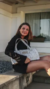 Bolso tipo tote bag baguette con estampado craquelado en tonos blanco y gris, con herrajes dorados y doble asa corta.