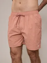 Short de baño color salmón con cintura elástica ajustable con cordón.