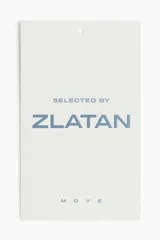 Short deportivo azul con calza biker interna, confeccionado en tejido funcional DryMove™ que ayuda a absorber el sudor. Cuenta con cintura elástica con cordón de ajuste, bolsillos laterales con cierre, abertura lateral en el bajo y logo estampado en la pierna.