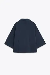 Camisa azul marino de cuello solapa con escote pico y manga ancha por debajo del codo con trabilla y botón. Cierre frontal con botones.