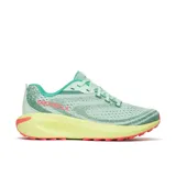 Sneaker ligera para mujer, adecuada para trail running, con diseño en tonos verdes y detalles en rosa.