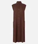 Vestido chemise de lino color negro, con cuello camisero, sin mangas y cierre frontal con botones. Incluye cinturón de tela estampado.