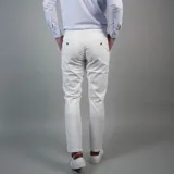 Pantalón de gabardina color beige, corte slim fit.
