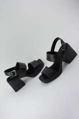 Sandalias de cuero color blanco con plataforma y taco ancho.