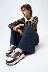 Pantalón jean de calce ultra wide con pierna extra ancha y ruedo desflecado, de tiro medio y construcción clásica en denim.