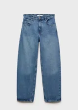 Pantalón de jean azul de corte amplio, tiro medio y cinco bolsillos.