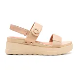 Sandalias con plataforma color beige, con tiras anchas y hebilla decorativa.