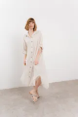 Vestido camisero midi color verde militar, de lino 100%, con silueta oversize, cuello camisero, mangas 3/4 con botón para ajustar y aberturas laterales.