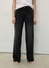 Pantalón de jean negro de corte wide leg, con tiro alto, cinco bolsillos, trabillas y bajo deshilachado.
