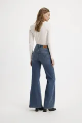 Pantalón de jean acampanado azul, de tiro alto y corte ajustado en la cadera.