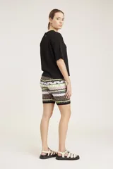 Calza ciclista con estampado geométrico multicolor.