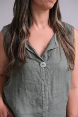 Musculosa verde seco de lino italiano con botón de madera en el escote y costura central.