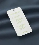 Pantalón deportivo de hombre color beige, liso, con ajuste elástico en la cintura y bolsillos laterales.