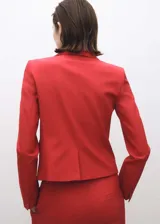 Blazer rojo con solapas de muesca, cierre frontal con dos botones y bolsillos delanteros con solapa.