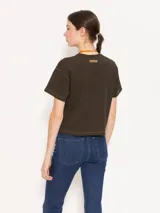 Remera verde militar de punto pesado con tachas aplicadas a mano en el escote y los hombros.