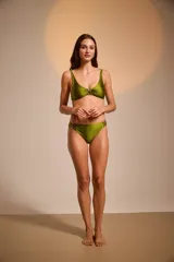 Bombacha de bikini vedetina color cobre, con detalle de frunce y apliques metálicos dorados en los laterales.