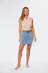 Minifalda de jean azul oscuro con spandex y cinturón marrón.