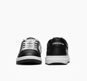Championes urbanos Converse Pro Blaze, color negro con detalles en blanco, confeccionados en cuero sintético, con logo de estrella y galón en los laterales y suela de goma.
