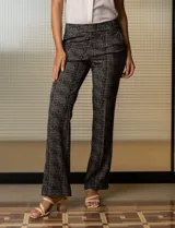 Pantalón de vestir de tiro alto con estampado a cuadros en tonos grises y negros. Corte flared.