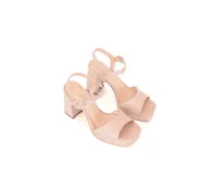 Sandalias color nude con plataforma de 2 cm y taco de 10 cm.