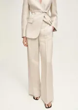 Pantalón de vestir color beige, de corte recto y tiro medio.