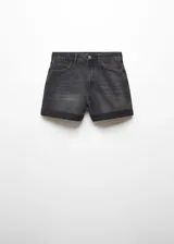 Short de jean negro con tiro alto, corte mom fit, cinco bolsillos, cierre con cremallera y botón, y ruedo con dobladillo.