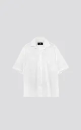 Camisa blanca de manga corta con cuello abierto, corte oversize y tejido de algodón bordado (broderie) con diseño de hojas o estrellas.