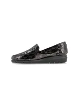 Zapato mocasín de cuero sintético color negro con textura símil cocodrilo.