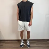 Short de algodón color crema con cintura elastizada y cordón ajustable.