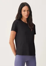 Camiseta deportiva negra de manga corta y cuello redondo.