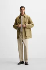 Pantalón de hombre color beige, corte carrot fit, con cintura elástica ajustable con cordón, bolsillos frontales y bolsillo trasero de plastrón.