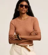 Blusa color ladrillo de punto con textura acanalada, cuello redondo y mangas cortas.