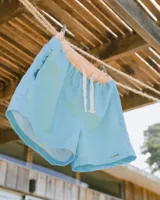 Short de baño celeste con cintura elastizada color durazno y cordón ajustable.