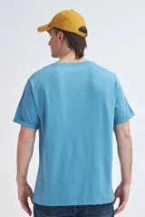 Camiseta celeste de manga corta con bolsillo en el pecho.