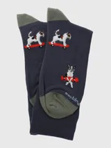 Calcetines largos azul marino con perros estampados andando en skate.