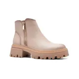 Botas cortas color crema con cierre lateral dorado y suela track.