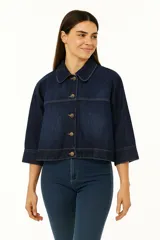 Chaqueta de jean blanca, holgada, con botones y cuello camisero, de manga 3/4.