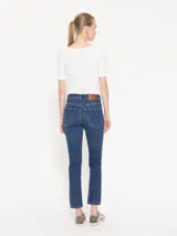 Jeans de calce slim, con botamanga levemente más ancha y largo al tobillo. Presenta recortes en las rodillas, en otro tono de lavado generando contraste.