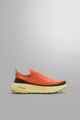 Zapatilla deportiva para correr color naranja con detalles en negro y suela amarilla. Parte superior tipo calcetín fabricada en tejido transpirable. Tirador en la parte posterior para facilitar el calce. Suela con tecnología Spume Foam V2.