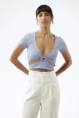 Crop top celeste de tejido de punto acanalado, con escote en V y detalle de abertura circular en el centro.
