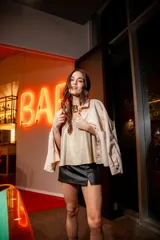 Musculosa negra de seda brillante, corte suelto y escote en V.