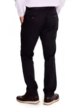 Pantalón de gabardina azul marino, de corte clásico y tiro medio. Confeccionado en algodón con tratamiento antiarrugas.