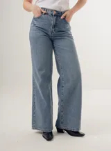 Jean de denim celeste, corte wide leg y tiro alto.