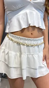 Cinturón plateado tipo caderín, con eslabones grandes.