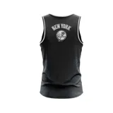 Musculosa de básquet negra con el logo de los New York Yankees en blanco y detalles estampados en gris. Cuello y sisas con ribete blanco.