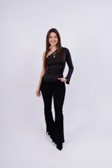 Pantalón oxford de jean negro con lycra y aberturas en el ruedo.