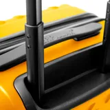 Maleta rígida con ruedas, color amarillo, con diseño texturizado en forma de rombos. Tiene manija retráctil, candado de seguridad y logo de la marca.