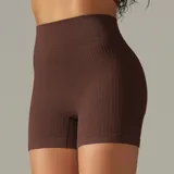 Short deportivo color verde agua, de tiro alto y corte ajustado. Tejido de punto acanalado.