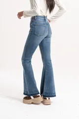 Jean semi oxford negro, de tiro medio, con bajo deshilachado y terminación sin dobladillo.