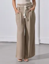 Pantalón palazzo color beige, marca Dictionary, con pretina ancha elastizada, pasadores y cinto de cordón.